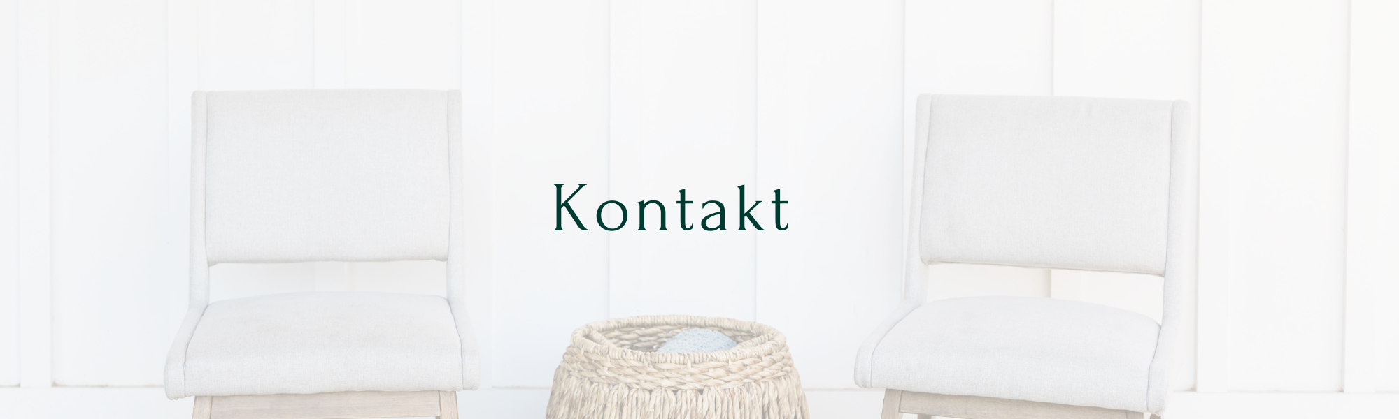 Kontaktseite der Privatpraxis für Psychotherapie in Berlin Friedrichshain – ruhiger Praxisraum mit zwei Stühlen