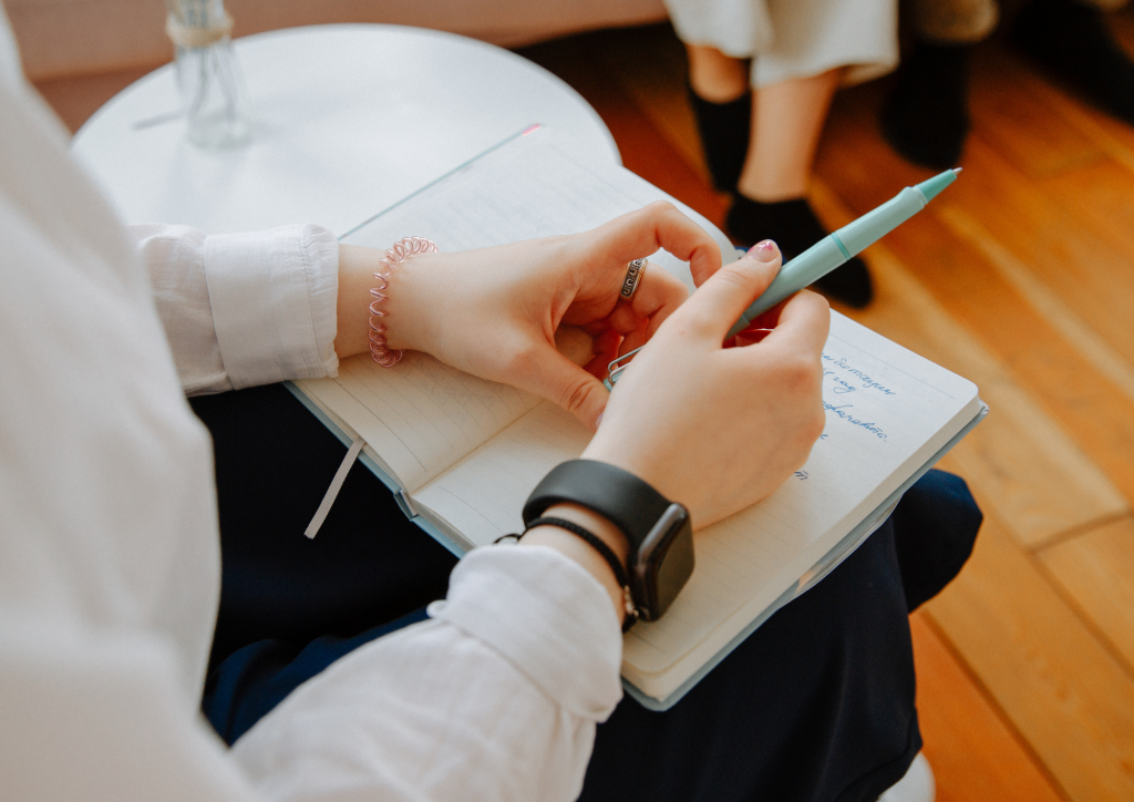 Notizen während eines therapeutischen Gesprächs – Symbolbild für kognitive Verhaltenstherapie und strukturierte psychotherapeutische Begleitung