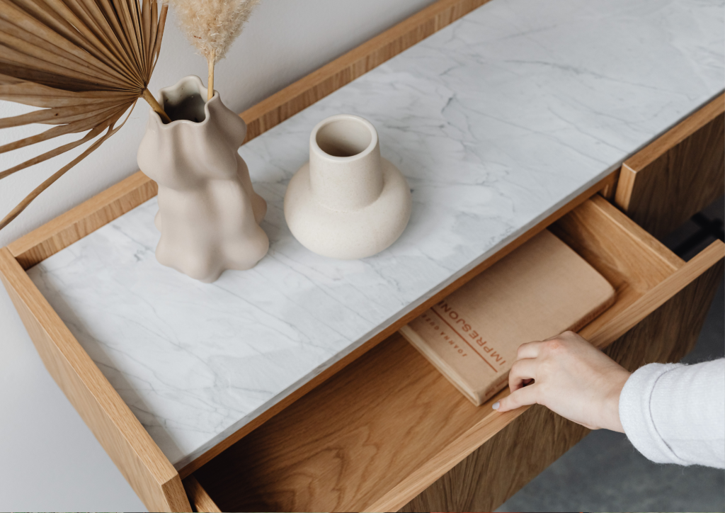 Aufgeräumte Schublade und minimalistische Einrichtung – Symbolbild für Ordnung, Kontrolle und Perfektionismus