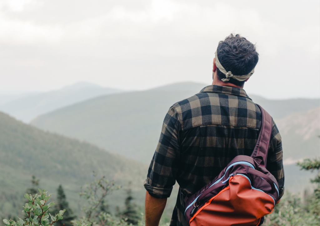 Person blickt in eine weite Landschaft – Symbolbild für präventive Psychotherapie, Selbstreflexion und seelische Gesundheit
